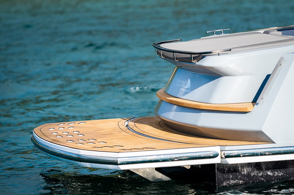 28-open-motoryacht-bade-plattform