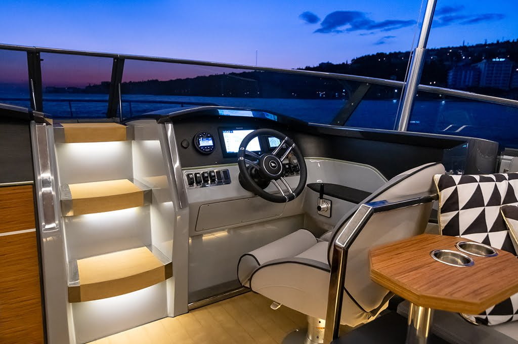 28-open-motoryacht-steuerstand