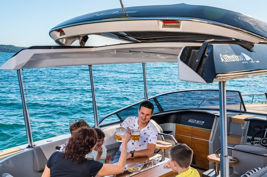 28-open-motoryacht-table