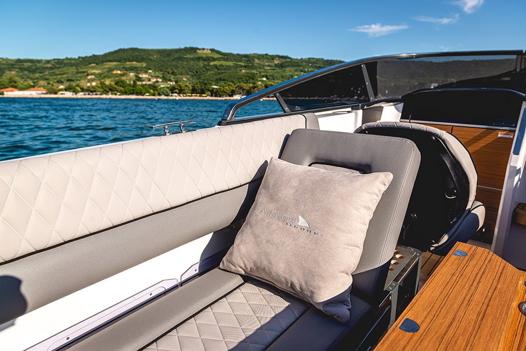alfastreet-marine-25-cabin-outboard-polster
