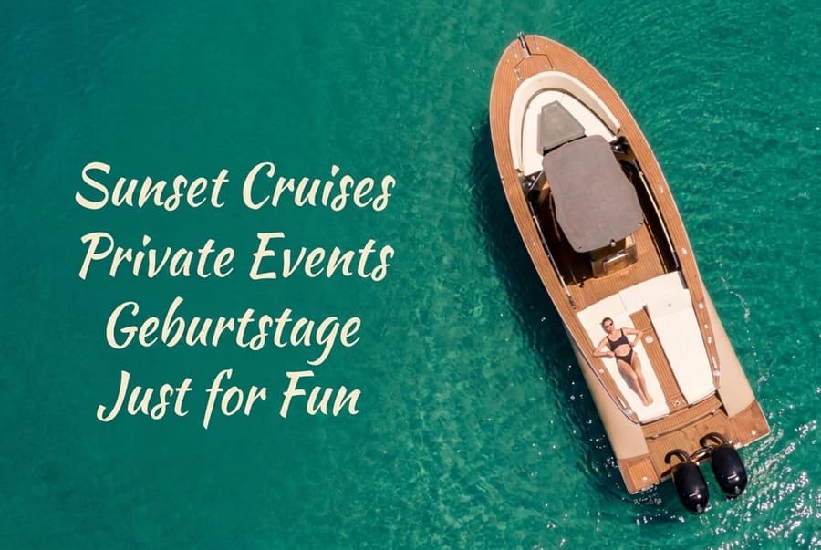 Charter-Yacht aus Vogelperspektive mit Schriftzügen "Sunset Cruises", "Private Events", "Geburtstage", "Just for Fun"